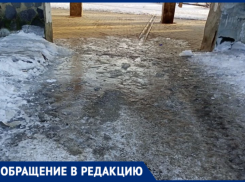 Волжане жалуются на скользкий двор-ловушку