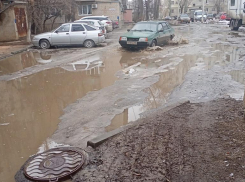 Огромная лужа во дворе уже много лет мешает жителям Волжского