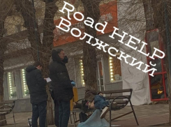 В Волжском мужчина умер на остановке