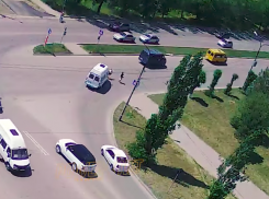 На видео попал маршрутчик «на бетоне», сбивший девушку на «зебре» в Волжском