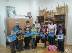 Дети из многодетных семей нарисовали Рождество в стиле пластилинографии