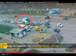 Водитель грузовика не рассчитал габариты и задел легковушку в Волжском