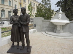 В Волжском появилась скульптура пожилой пары