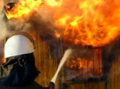 В Волжском из-за короткого замыкания загорелись дом и баня