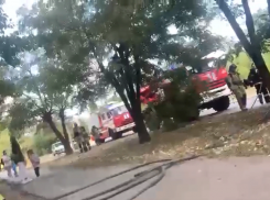 Пожарные столпились у стен детской поликлиники в Волжском: видео