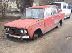 Сразу три паркововочных места во дворе занимают брошенные авто в Волжском