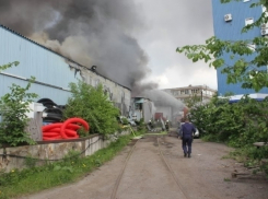 В Волгограде горел оптовый склад