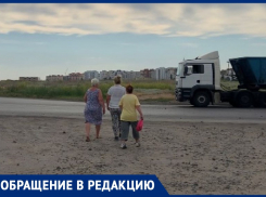 Жители СНТ вынуждены перебегать дорогу с риском для здоровья: другого выхода нет