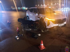 Сезон не закрыт: на дороге в Волжском пострадал мотоциклист