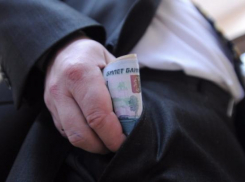 «Добросовестный» чиновник Волжского за 5 тысяч рублей хотел «закрыть глаза» на незаконный рекламный щит