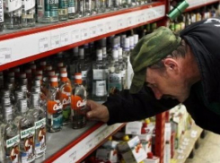 Рецидивиста из Волжского осудили за избиение управляющей магазина и кражу 2 бутылок водки