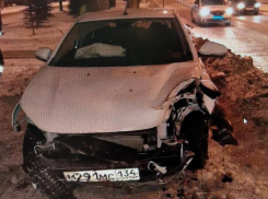 Пьяный водитель такси врезался в дерево в Волжском