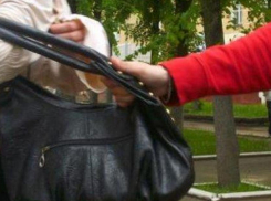 В Волгограде три подруги ограбили 38-летнюю женщину 