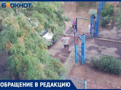 Из детской площадки в автомобильную парковку: волжанка пожаловалась на произвол дворника