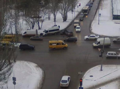 51-летняя волжанка проехала на красный сигнал светофора и стала причиной двойного ДТП