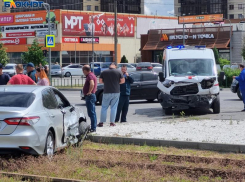 Серьезная авария с участием кареты скорой помощи и иномаркой в Волжском