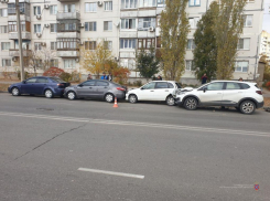 В Волжском виновник ДТП попал в больницу после столкновения с тремя автомобилями