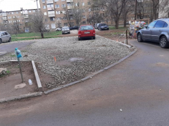 В Волжском появились оборудованные парковочные площадки, закрытые цепью