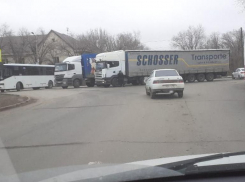 Фуры столкнулись на перекрестке в Волжском