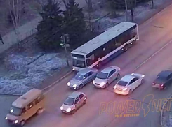 Понтовщик на «ВАЗе» подрезал пассажирский автобус в Волжском