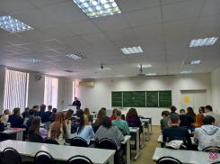 Профориентационную лекцию провели для студентов в Волжском
