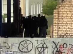 Очередная группа подростков обжилась на заброшенном недострое в Волжском