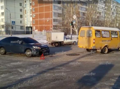 Нежный поцелуй устроили автомобилисты в Волжском