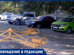 В Волжском жильцы организовали парковку у горки на детской площадке