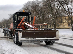 В Волжском на борьбу со снегом на улице вышли 30 машин спецтехники