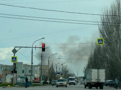 В Волжском ликвидируют пожар сухой растительности в районе улицы Александрова