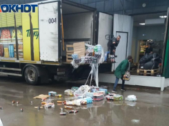 У Волжских грузчиков неудачный день, напитки выпали из фуры: видео