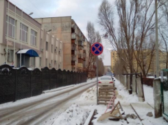 Дорожный знак «Остановка запрещена» заработал не для всех в Волжском