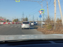 Новый пешеходный переход на кольцевой развязке установили в Волжском