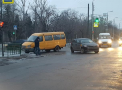 Утро в Волжском началось с аварии