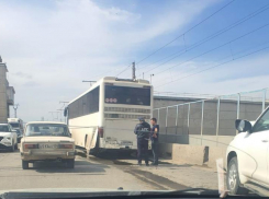 Land Cruiser* столкнулся с автобусом на ГЭС: подробности аварии