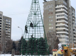 В Волжском приступили к монтажу главной елки города