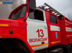 В Волжском тлела деревянная обшивка балкона