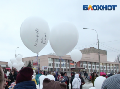 Десятки тысяч волжан пустили в небо белые шары в память о погибших в Кемерово