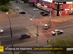 Дважды перевернулся в воздухе: в Волжском спасают искалеченного в страшном ДТП мотоциклиста 