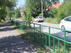 Для безопасности волжан установили 1 000 метров турникетного ограждения вдоль дорог