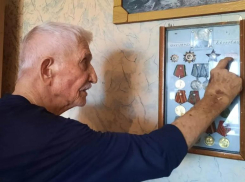 В Волжском со 100-летним юбилеем поздравили ветерана ВОВ Александра Евсеева