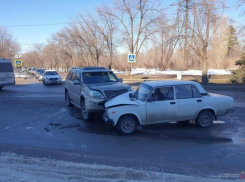 В Волжском водитель Lexus отправил пенсионера в больницу