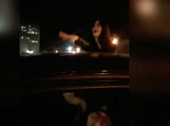 Волжанки станцевали, торча из окон «ВАЗа» на ходу