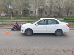 Водитель иномарки «догнал» мотоцикл в Волжском: есть пострадавшие