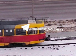 В Волжском зацеперы-малолетки устроили опасный аттракцион на трамвае №4: видео