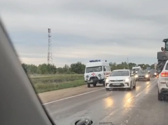 Неустановленный водитель скончался в результате аварии под Волжским: видео