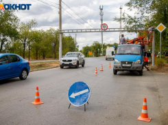 Метимся на рекорд? В Волжском к десятку приближается количество падений ограничительной арки на Набережной