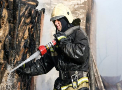 «Попарились»: под Волжским полыхала частная баня