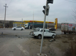 В Волгограде водитель легковушки пострадал в ДТП с грузовиком