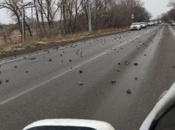 Горы огромных камней на проезжей части дороги Волжский-Волгоград не дают проехать волжанам